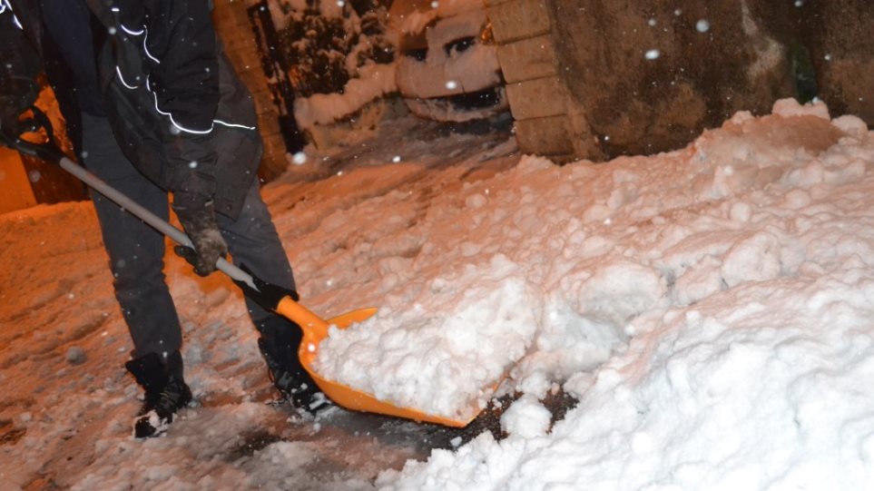 Ισχυρές χιονοπτώσεις στη Γαλλία - Ένας νεκρός και 300.000 νοικοκυριά χωρίς ρεύμα - Φωτογραφία 1