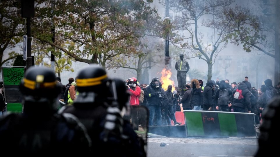 «Κίτρινα Γιλέκα» - Πεδίο μάχης το Παρίσι, εκατοντάδες συλλήψεις και πόλεμος με τους αστυνομικούς - Φωτογραφία 1