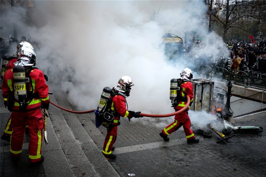 «Κίτρινα Γιλέκα» - Πεδίο μάχης το Παρίσι, εκατοντάδες συλλήψεις και πόλεμος με τους αστυνομικούς - Φωτογραφία 3