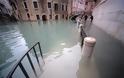 Βενετία: Κλείνει ξανά η ιστορική πλατεία Αγίου Μάρκου - Συνεχίζονται οι ακραίες πλημμύρες - Φωτογραφία 2
