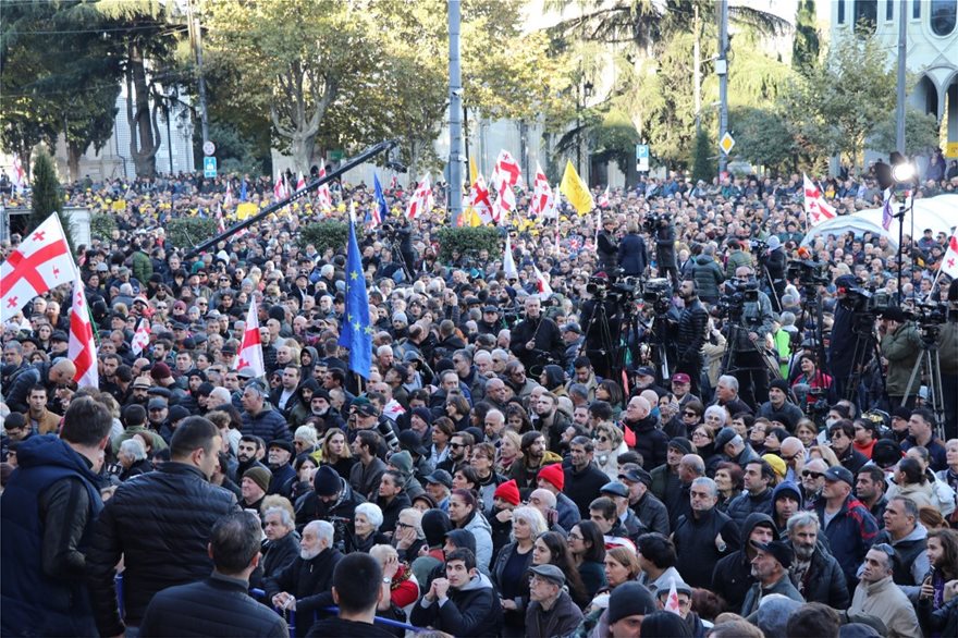 Πολιτικές αναταράξεις στη Γεωργία: 20.000 διαδηλωτές απαίτησαν πρόωρες εκλογές - Φωτογραφία 2
