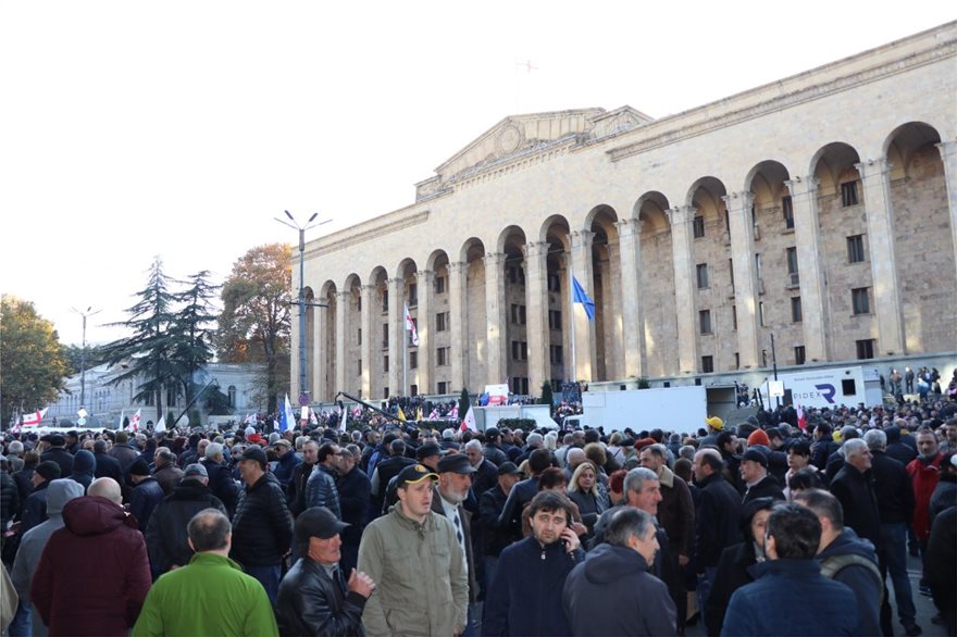 Πολιτικές αναταράξεις στη Γεωργία: 20.000 διαδηλωτές απαίτησαν πρόωρες εκλογές - Φωτογραφία 4