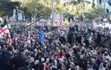 Πολιτικές αναταράξεις στη Γεωργία: 20.000 διαδηλωτές απαίτησαν πρόωρες εκλογές - Φωτογραφία 2
