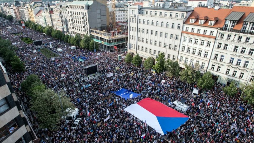 Την πτώση του κομμουνιστικού καθεστώτος γιορτάζουν σήμερα οι πολίτες σε Τσεχία και Σλοβακία - Φωτογραφία 1