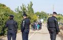 Αστυνομικοί άνοιξαν πυρ εναντίον μεταναστών - Ένας σοβαρά τραυματίας