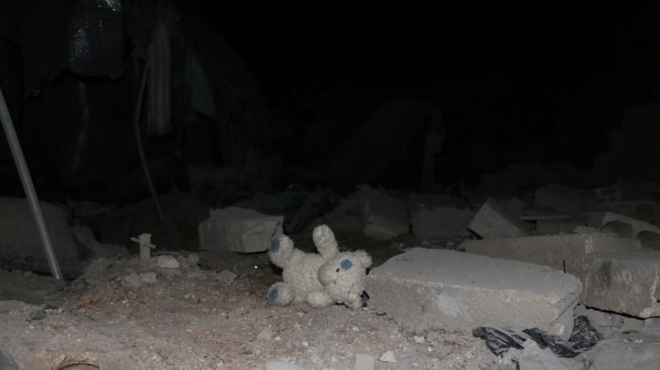 Τραγικές εικόνες στη Συρία: Δεκάδες νεκροί από αεροπορικές επιδρομές - Ανάμεσά τους και πολλά παιδιά - Φωτογραφία 1