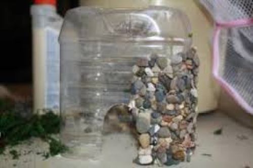 ΚΑΤΑΣΚΕΥΕΣ - Δείτε πως θα φτιάξετε ένα υπέροχο Νεράιδόσπιτο από βότσαλα και πλαστικά μπουκάλια! - Φωτογραφία 2
