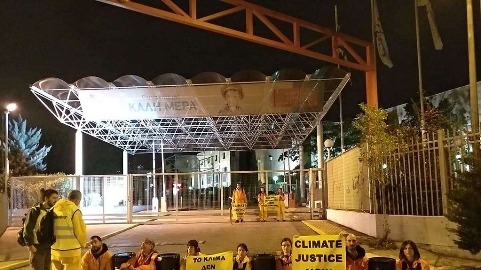 Greenpeace: Αλυσοδέθηκαν μπροστά στα διυλιστήρια στον Ασπρόπυργο - Φωτογραφία 1