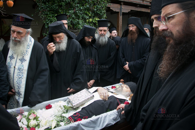 Οι πιστοί στη Χαλκιδική «αποχαιρέτισαν» τον Γέροντα Γρηγόριο - Φωτογραφία 1