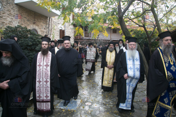 Οι πιστοί στη Χαλκιδική «αποχαιρέτισαν» τον Γέροντα Γρηγόριο - Φωτογραφία 12