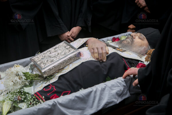 Οι πιστοί στη Χαλκιδική «αποχαιρέτισαν» τον Γέροντα Γρηγόριο - Φωτογραφία 14