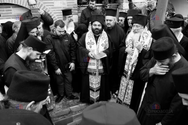 Οι πιστοί στη Χαλκιδική «αποχαιρέτισαν» τον Γέροντα Γρηγόριο - Φωτογραφία 2