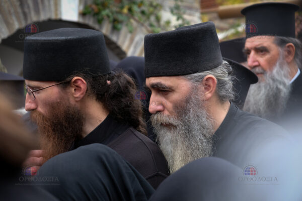Οι πιστοί στη Χαλκιδική «αποχαιρέτισαν» τον Γέροντα Γρηγόριο - Φωτογραφία 4