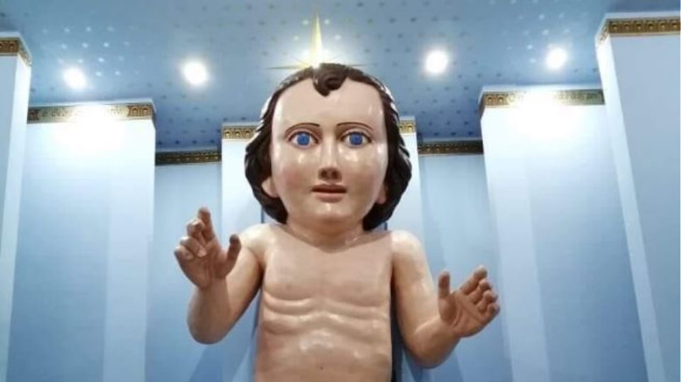 ΒΙΝΤΕΟ>Εκκλησία έφτιαξε γιγάντιο άγαλμα του μωρού Ιησού που έγινε viral για τους λάθος λόγους - Φωτογραφία 1