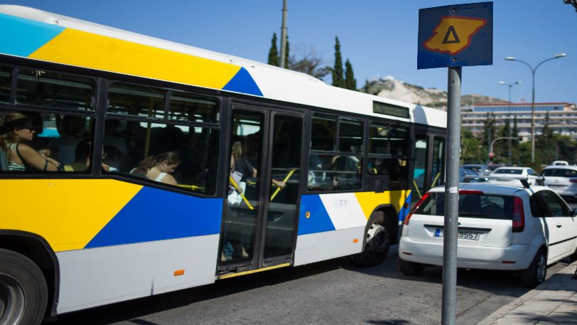 Πεύκη: Οδηγός σταμάτησε το λεωφορείο για να βρει θέση σε κοπέλα με παιδί και ξεκίνησε αφού είχαν κάτσει - Φωτογραφία 1