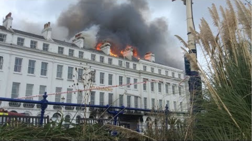 Υπό κατάρρευση το ξενοδοχείο που έπιασε φωτιά στο Ίστμπουρν - Φωτογραφία 4