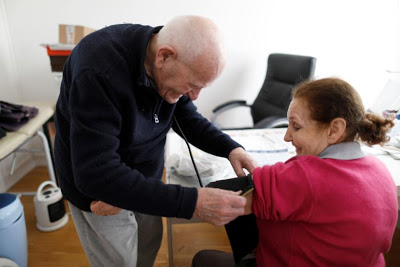 Γιατρός στα 98 του εξακολουθεί να βλέπει ασθενείς - Φωτογραφία 1