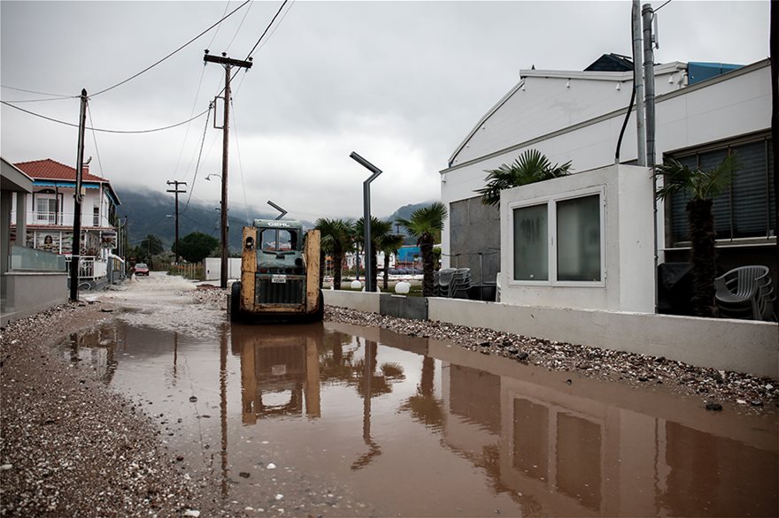 Θάσος: Μετρούν τις πληγές τους οι κάτοικοι μετά την καταστροφική πλημμύρα - Φωτογραφία 2