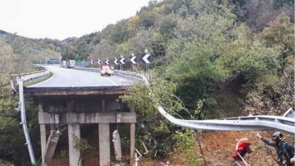 Κατέρρευσε γέφυρα σε αυτοκινητόδρομο λόγω της σφοδρής βροχόπτωσης - Φωτογραφία 1