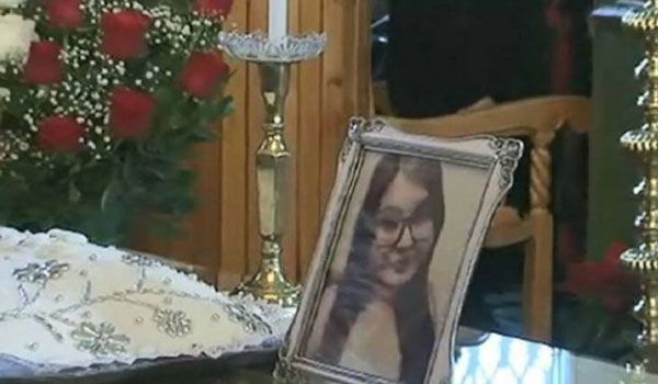 Ράγισαν καρδιές στο μνημόσυνο της Ελένης Τοπαλούδη - βιντεοΣυγκλόνισε το μοιρολόι της μάνας - Φωτογραφία 1