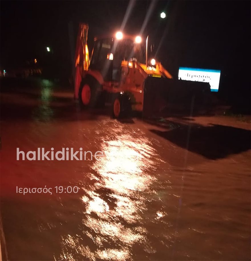 Νύχτα αγωνίας στη Χαλκιδική: Σε χειμάρρους μετατράπηκαν οι δρόμοι - Φωτογραφία 5