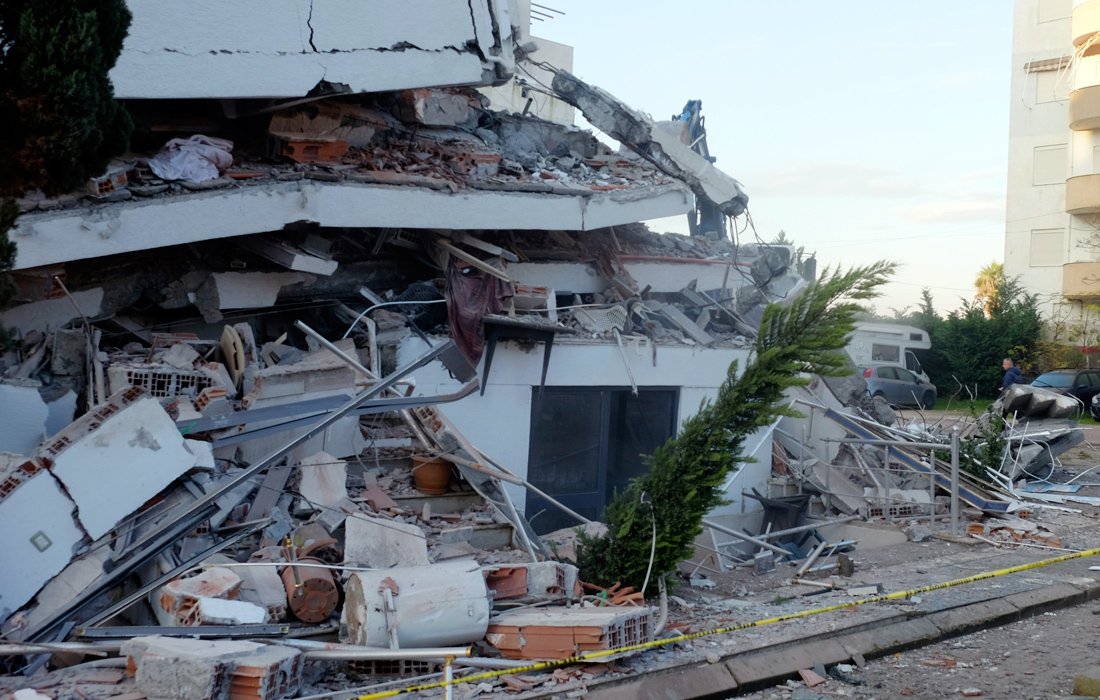 Σεισμός 6,4 Ρίχτερ στην Αλβανία: 7 νεκροί και 325 τραυματίες. Σκηνές πανικού - Φωτογραφία 1