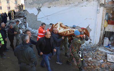 Σεισμός στην Αλβανία: Αυξάνονται οι νεκροί – Μάχη με τον χρόνο για επιζώντες στα ερείπια - Φωτογραφία 1