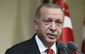 Ο Ερντογάν κάλεσε τους Τούρκους να μετατρέψουν τα ξένα νομίσματά τους σε λίρες