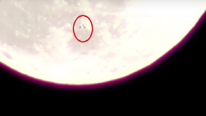 Η στιγμή που τρία UFO πετούν μπροστά από τη Σελήνη - Φωτογραφία 1
