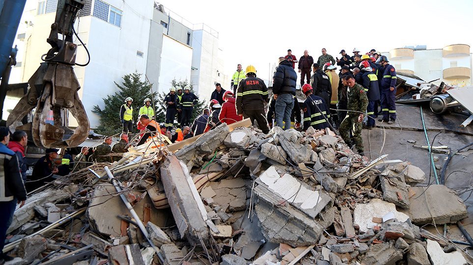 Στη Θεσσαλονίκη μεταφέρονται για νοσηλεία τραυματίες του σεισμού στην Αλβανία - Φωτογραφία 1