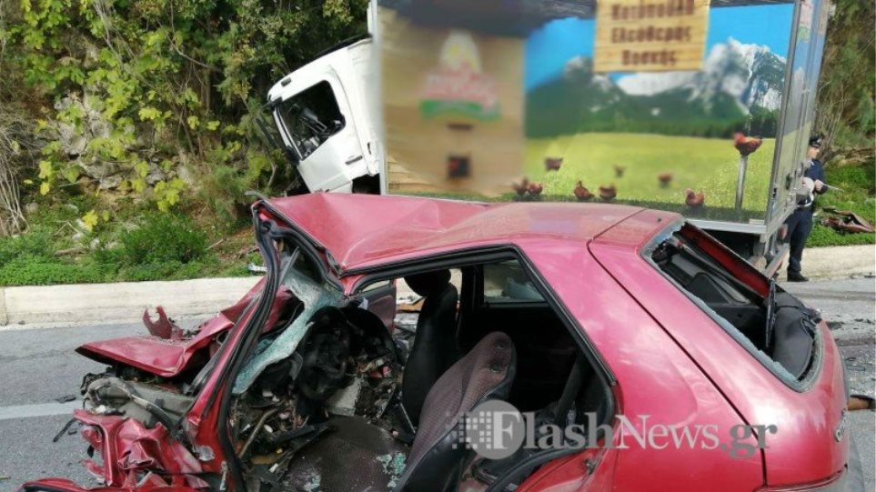 Φρικτό τροχαίο: Αυτοκίνητο συγκρούστηκε με φορτηγό - Φωτογραφία 1