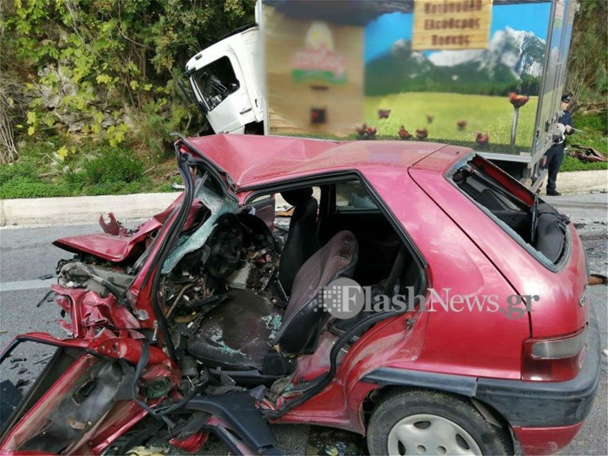 Φρικτό τροχαίο: Αυτοκίνητο συγκρούστηκε με φορτηγό - Φωτογραφία 3
