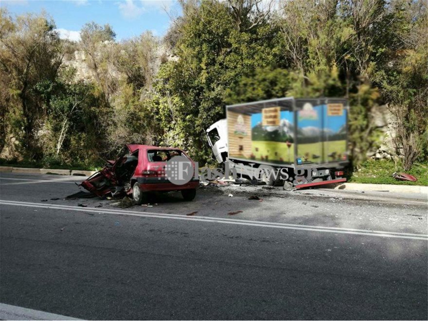 Φρικτό τροχαίο: Αυτοκίνητο συγκρούστηκε με φορτηγό - Φωτογραφία 4