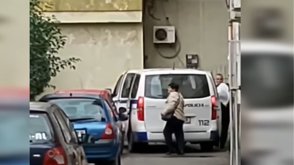 Βίντεο-σοκ: Αστυνομικός διοικητής κλέβει την ανθρωπιστική βοήθεια για τον σεισμό στην Αλβανία! - Φωτογραφία 1