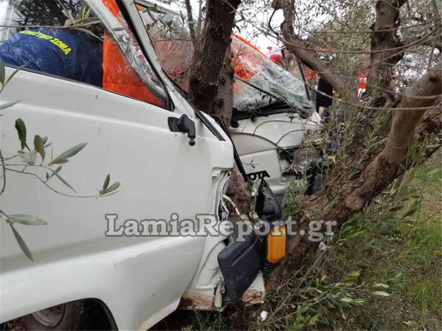 «καρφώθηκε» με το βαν σε ελιά – Επιχείρηση απεγκλωβισμού - Φωτογραφία 6