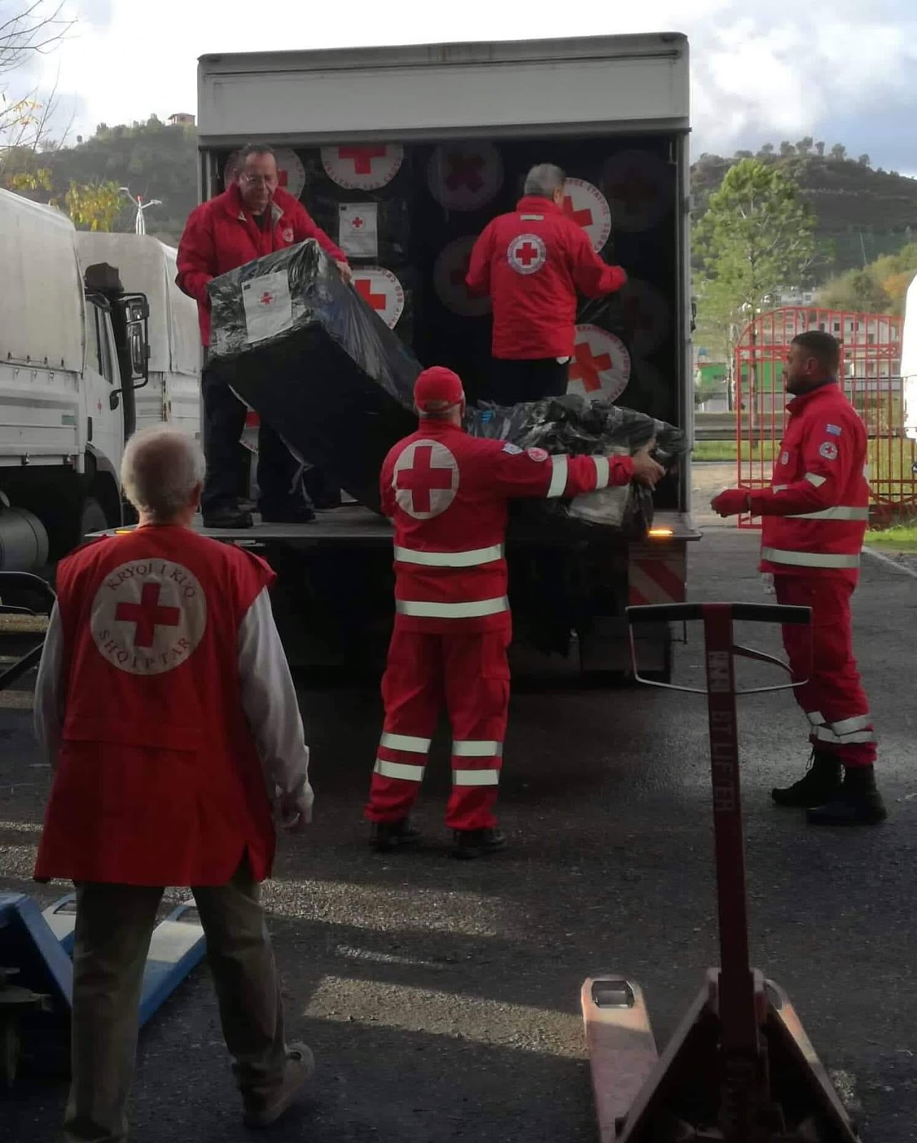 Αποστολή μεγάλης βοήθειας του Ελληνικού Ερυθρού Σταυρού στην Αλβανία - Φωτογραφία 1