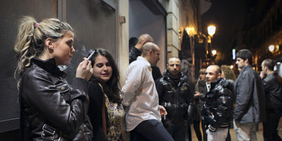 Smirting : Το νέο φαινόμενο στα μπαρ της Αθήνας μετά την απαγόρευση του καπνίσματος - Φωτογραφία 1