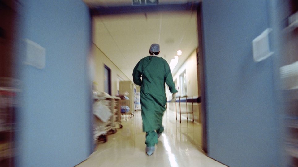 Το δημόσιο ζητά από νοσοκομειακό γιατρό τα €850.000 που κατέβαλε για αποζημίωση - Φωτογραφία 1