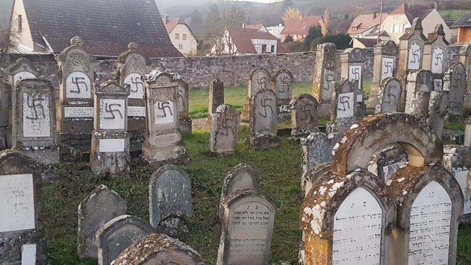 Σοκ στη Γαλλία από τη βεβήλωση με αγκυλωτούς σταυρούς 107 τάφων σε εβραϊκό κοιμητήριο - Φωτογραφία 1