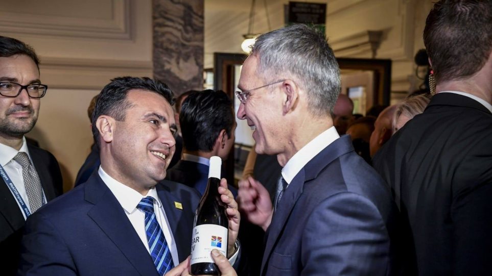 Ζάεφ: Έκανε δώρο ένα μπουκάλι «μακεδονικό» κρασί στον Γενικό Γραμματέα του ΝΑΤΟ - Φωτογραφία 1