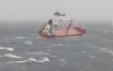 Κλίση 30 μοιρών έχει πάρει το ακυβέρνητο πλοίο στα ανοιχτά του Σιγρίου