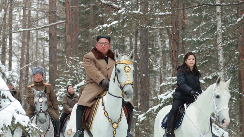 Ο Κιμ Γιονγκ Ουν και η γυναίκα του βγήκαν για ιππασία στο «ιερό» βουνό Παεκτού - Φωτογραφία 1