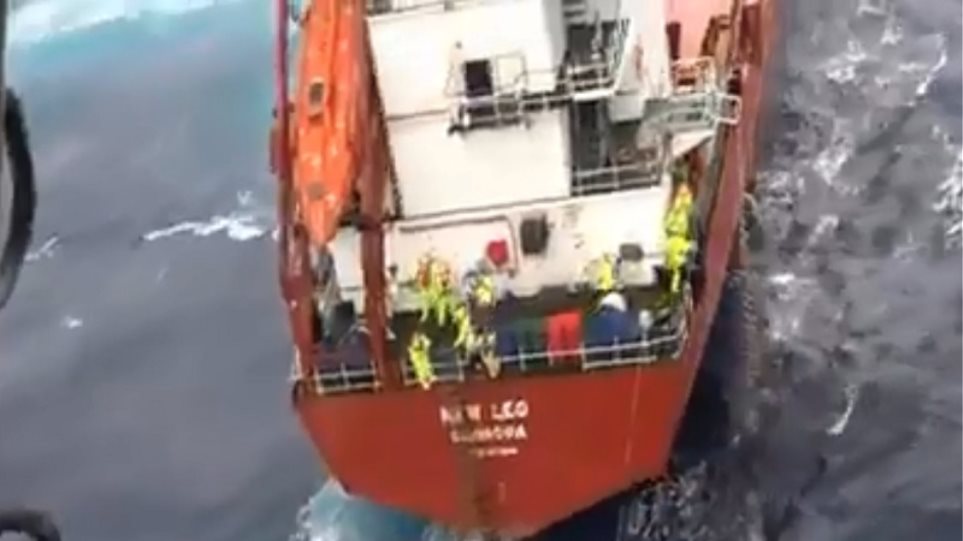 Συγκλονιστικό βίντεο: Η διάσωση του πληρώματος του ακυβέρνητου πλοίου μεταξύ Λέσβου και Σκύρου - Φωτογραφία 1