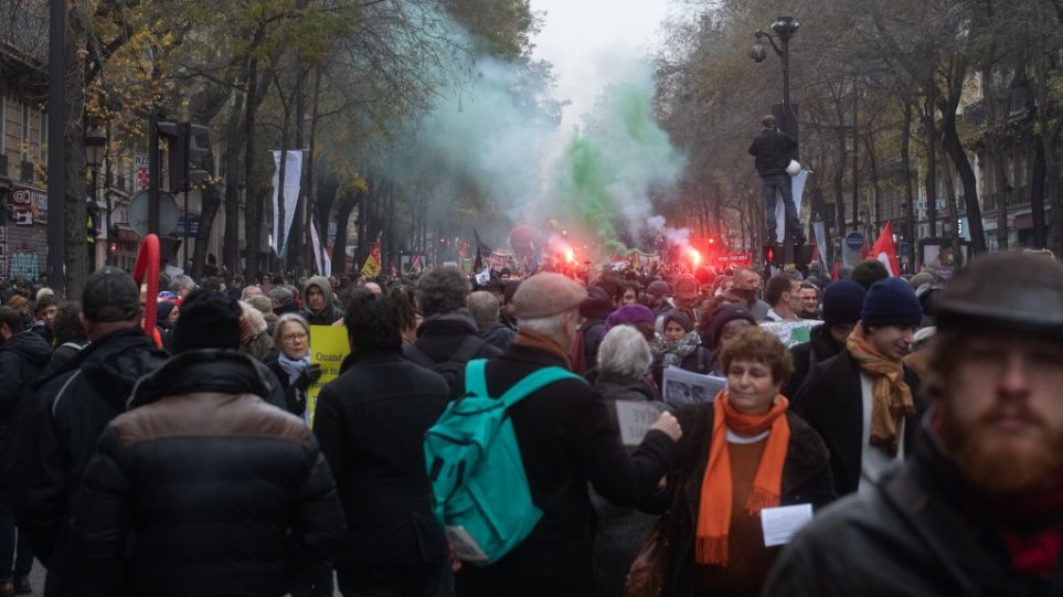 Γαλλία: Στους δρόμους εκατοντάδες χιλιάδες - Μάχη με τους αστυνομικούς - Φωτογραφία 1