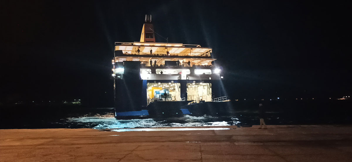 Λέρος: Περίμεναν με άγριες διαθέσεις το Blue Star Patmos! H συγκέντρωση κατοίκων στο λιμάνι [pics] - Φωτογραφία 3