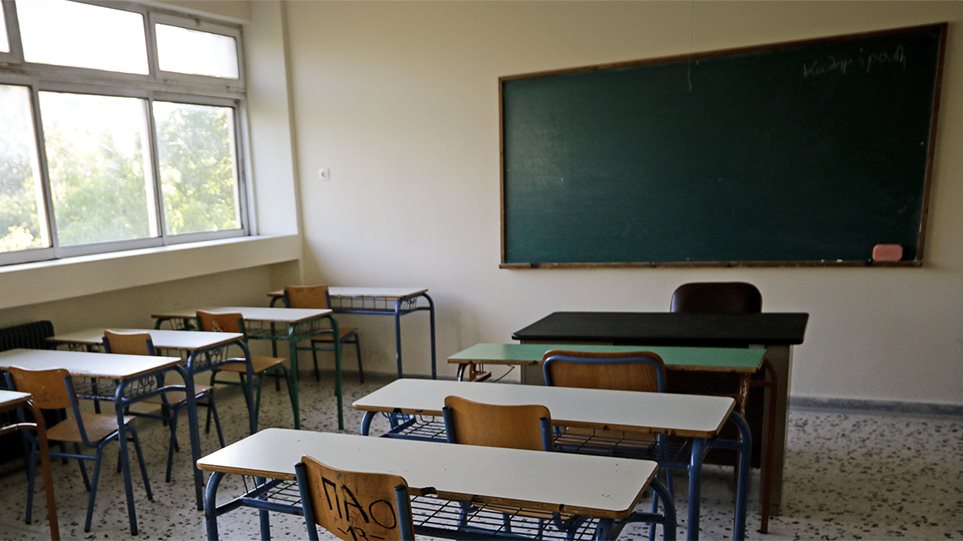 Λακωνία: Καθηγητής ξεκούμπωσε το παντελόνι του μέσα στην τάξη - Φωτογραφία 1