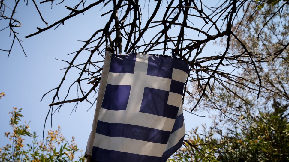 Αστυνομικός συνελήφθη γιατί έκαψε την ελληνική σημαία! - Φωτογραφία 1