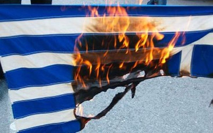 ΕΔΕ για αστυνομικό που φαίνεται να έκαψε ελληνική σημαία - Φωτογραφία 1
