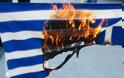 ΕΔΕ για αστυνομικό που φαίνεται να έκαψε ελληνική σημαία