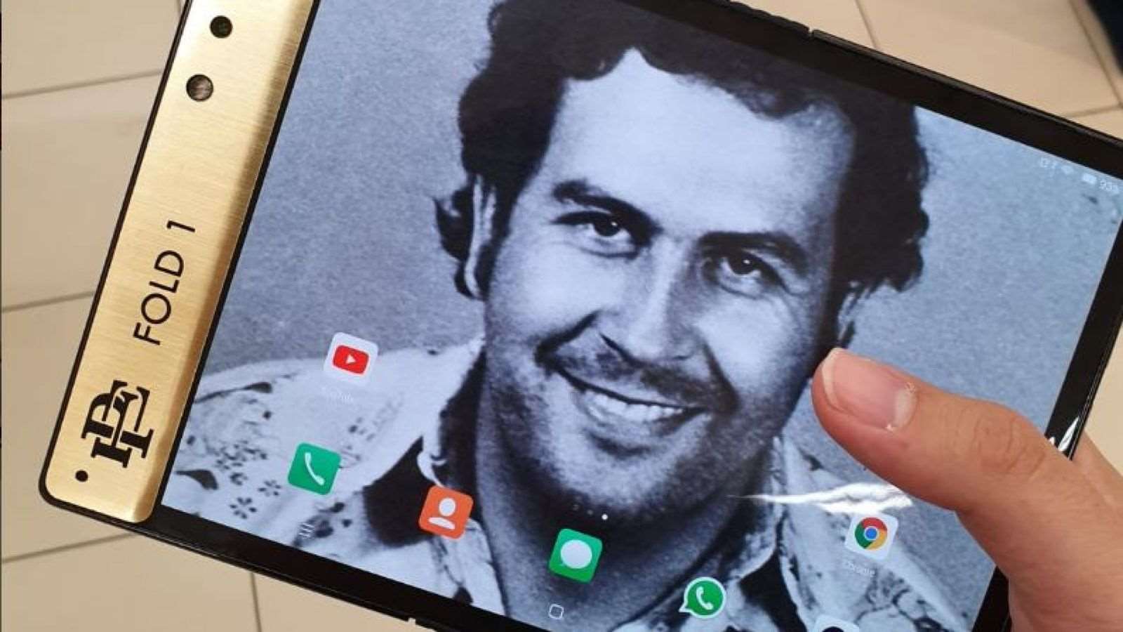 O αδερφός του Pablo Escobar μόλις παρουσίασε το smartphone του - Φωτογραφία 1
